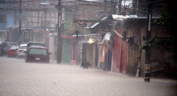 Gobiernos van y gobiernos vienen y los puntos donde se  presentan inundaciones continúan con dicho problema,  tal es el caso de la calle 2 Poniente de la colonia Rafael Hernández Ochoa, que con cada época de lluvias presenta  inundaciones.   