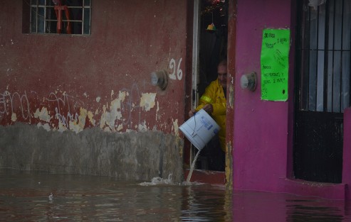 Gobiernos van y gobiernos vienen y los puntos donde se  presentan inundaciones continúan con dicho problema,  tal es el caso de la calle 2 Poniente de la colonia Rafael Hernández Ochoa, que con cada época de lluvias presenta  inundaciones.   