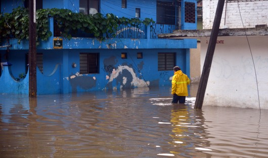 Gobiernos van y gobiernos vienen y los puntos donde se  presentan inundaciones continúan con dicho problema,  tal es el caso de la calle 2 Poniente de la colonia Rafael Hernández Ochoa, que con cada época de lluvias presenta  inundaciones.   