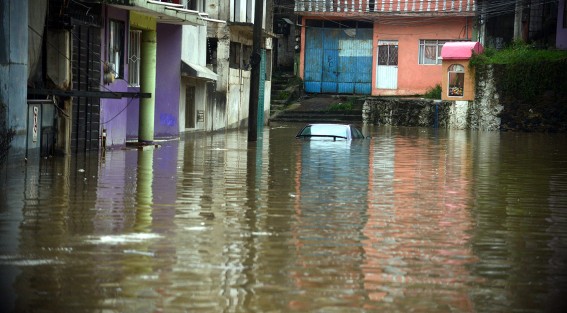 Gobiernos van y gobiernos vienen y los puntos donde se  presentan inundaciones continúan con dicho problema,  tal es el caso de la calle 2 Poniente de la colonia Rafael Hernández Ochoa, que con cada época de lluvias presenta  inundaciones.   