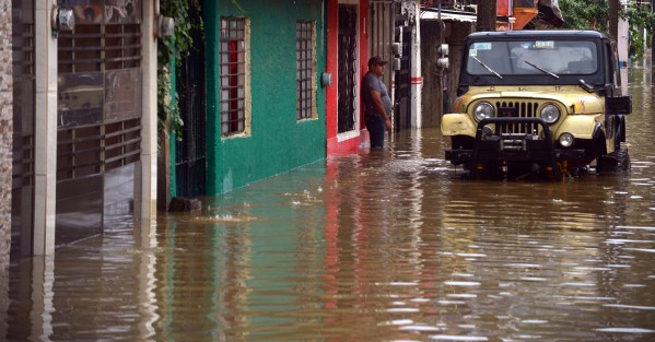 Gobiernos van y gobiernos vienen y los puntos donde se  presentan inundaciones continúan con dicho problema,  tal es el caso de la calle 2 Poniente de la colonia Rafael Hernández Ochoa, que con cada época de lluvias presenta  inundaciones.   