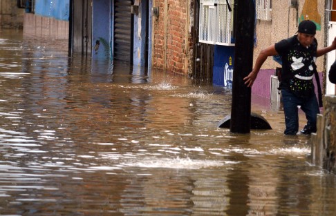Gobiernos van y gobiernos vienen y los puntos donde se  presentan inundaciones continúan con dicho problema,  tal es el caso de la calle 2 Poniente de la colonia Rafael Hernández Ochoa, que con cada época de lluvias presenta  inundaciones.   