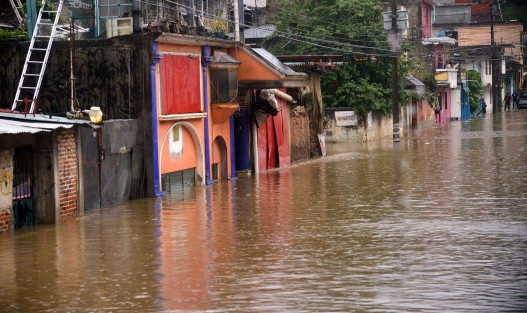Gobiernos van y gobiernos vienen y los puntos donde se  presentan inundaciones continúan con dicho problema,  tal es el caso de la calle 2 Poniente de la colonia Rafael Hernández Ochoa, que con cada época de lluvias presenta  inundaciones.   