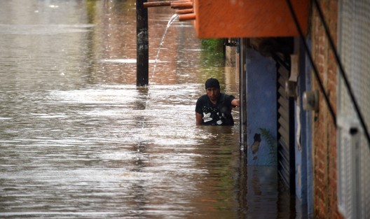 Gobiernos van y gobiernos vienen y los puntos donde se  presentan inundaciones continúan con dicho problema,  tal es el caso de la calle 2 Poniente de la colonia Rafael Hernández Ochoa, que con cada época de lluvias presenta  inundaciones.   