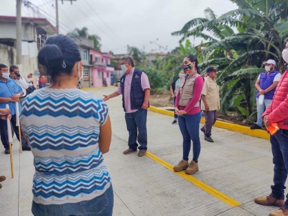 El Alcalde Mario Antonio Chama Díaz; la Presidenta del Sistema Municipal DIF, Mara Chama Villa; la Secretaria del Ayuntamiento Trinidad Martínez Larios y el Director de Obras del Ayuntamiento, Alberto Lucas Marín, acompañados por el comité de obra y vecinos, llevaron a cabo la inauguración de la calle Prolongación de Vicente Guerrero, al sur de la Cabecera Municipal. 