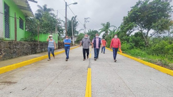 Guardando la Sana Distancia y manteniendo las medidas de prevención, el comité de obra y vecinos, recorrieron la nueva calle; la cual consta de construcción de 1,200 m2 (mil doscientos metros cuadrados) de Pavimento de Concreto Hidráulico.  