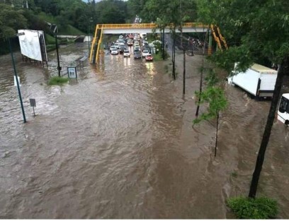Debido al fuerte aguacero que empezó a caer cerca de las 5 de la tarde de este día miércoles en la ciudad de Xalapa, muchas han sido las afectaciones en calles y avenidas, así también en casas particulares.
