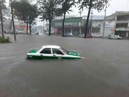 Debido al fuerte aguacero que empezó a caer cerca de las 5 de la tarde de este día miércoles en la ciudad de Xalapa, muchas han sido las afectaciones en calles y avenidas, así también en casas particulares. 