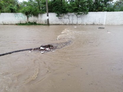 Debido al fuerte aguacero que empezó a caer cerca de las 5 de la tarde de este día miércoles en la ciudad de Xalapa, muchas han sido las afectaciones en calles y avenidas, así también en casas particulares. 