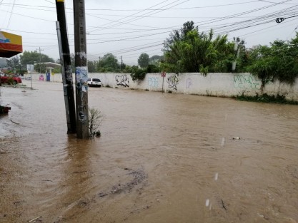 Debido al fuerte aguacero que empezó a caer cerca de las 5 de la tarde de este día miércoles en la ciudad de Xalapa, muchas han sido las afectaciones en calles y avenidas, así también en casas particulares. 