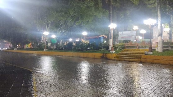 Ante las intensas precipitaciones registradas el día de ayer, el alcalde de Teocelo, Mario Antonio Chama Díaz,  desde las Instalaciones del DIF Municipal en compañía de la Presidenta del SMDIF, Mara Chama Villa, se mantuvo alerta dando instrucciones para que Protección Civil Teocelo, en coordinación con Seguridad Pública y Protección Civil Regional,  mantuvieran un operativo de vigilancia permanente ante cualquier emergencia en las vías de comunicación de ese municipio, así como en Cabecera Municipal y Comunidades. 