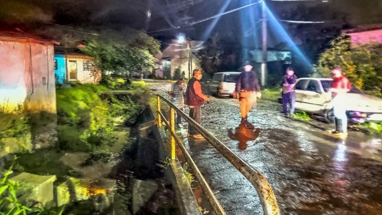 El Alcalde de Teocelo, Ver., Mario Chama, la Presidenta del DIF Municipal,  Mara Chama; Protección Civil y Seguridad Pública, realizaron un recorrido de supervisión por el municipio, tras las fuertes lluvias de la noche del miércoles 24 de junio.  