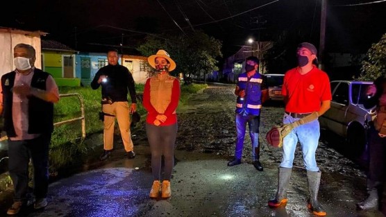 El Alcalde de Teocelo, Ver., Mario Chama, la Presidenta del DIF Municipal, Mara Chama; Protección Civil y Seguridad Pública, realizaron un recorrido de supervisión por el municipio, tras las fuertes lluvias de la noche del miércoles 24 de junio. 