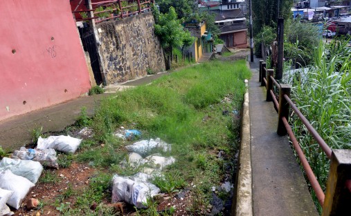Así luce la calle Tierra Blanca de la colonia Rafael Hernández Ochoa de donde baja todo el lodo, basura y escombro que va a dar al tragatormentas de la calle 2 Poniente donde por décadas se han inundado y ni gobierno nos vecinos hacen nada para evitar dicho problema.