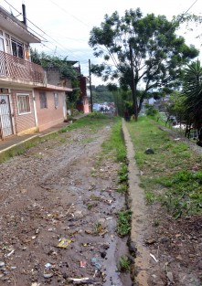 Así luce la calle Tierra Blanca de la colonia Rafael Hernández Ochoa de donde baja todo el lodo, basura y escombro que va a dar al tragatormentas de la calle 2 Poniente donde por décadas se han inundado y ni gobierno nos vecinos hacen nada para evitar dicho problema.