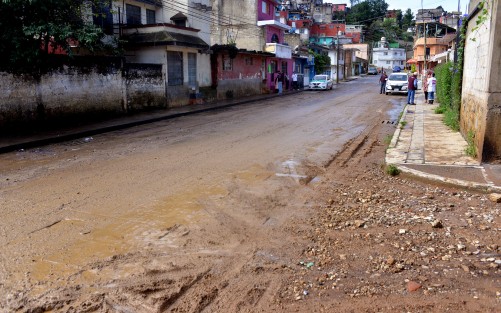 Llena de lodo luce esta mañana la Calle 2 Ponen donde por años se inunda debido a la acumulación de lodo, escombro y basura de las calles aledañas.