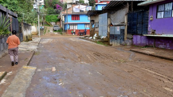 Llena de lodo luce esta mañana la Calle 2 Ponen donde por años se inunda debido a la acumulación de lodo, escombro y basura de las calles aledañas.