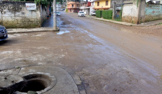 Llena de lodo luce esta mañana la Calle 2 Ponen donde por años se inunda debido a la acumulación de lodo, escombro y basura de las calles aledañas.