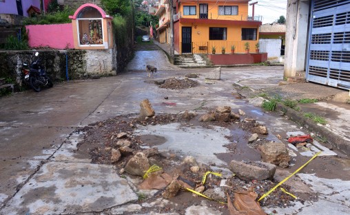 La calle 13 Sur de la misma colonia ayer también sufrió inundaciones, los vecinos culparon a el personal de CMAS de  o recoger el lodo y escombro de una reparación de la calle que realizaron hace días y eso contribuyo a taponamiento del tragatormentas.