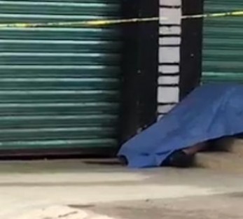 Esta mañana en la calle Ramón López  Velarde de la colonia Vasconcelos de la ciudad de Xalapa, una persona del sexo masculino, se encuentra sin vida tirada en la banqueta de esa vialidad.