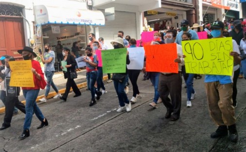 Después de casi 90 días de tener sus negocios cerrados, comerciantes del centro de la ciudad de Xalapa marcharon hacia Plaza Lerdo y por minutos cerraron la vialidad de la calle Enríquez, para exigir que los dejen trabajar pues les urge pagar rentas, servicios y sueldos de empleados, así como el sustento de sus familias. 