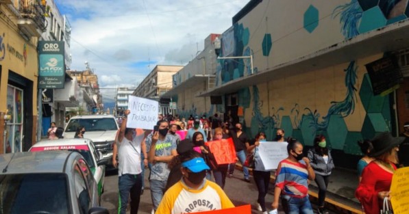 Después de casi 90 días de tener sus negocios cerrados, comerciantes del centro de la ciudad de Xalapa marcharon hacia Plaza Lerdo y por minutos cerraron la vialidad de la calle Enríquez, para exigir que los dejen trabajar pues les urge pagar rentas, servicios y sueldos de empleados, así como el sustento de sus familias. 