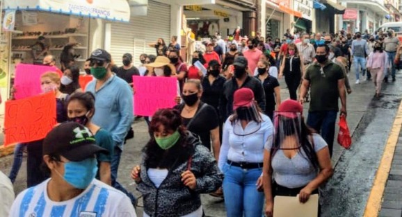 Después de casi 90 días de tener sus negocios cerrados, comerciantes del centro de la ciudad de Xalapa marcharon hacia Plaza Lerdo y por minutos cerraron la vialidad de la calle Enríquez, para exigir que los dejen trabajar pues les urge pagar rentas, servicios y sueldos de empleados, así como el sustento de sus familias. 