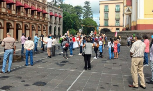 Después de casi 90 días de tener sus negocios cerrados, comerciantes del centro de la ciudad de Xalapa marcharon hacia Plaza Lerdo y por minutos cerraron la vialidad de la calle Enríquez, para exigir que los dejen trabajar pues les urge pagar rentas, servicios y sueldos de empleados, así como el sustento de sus familias. 