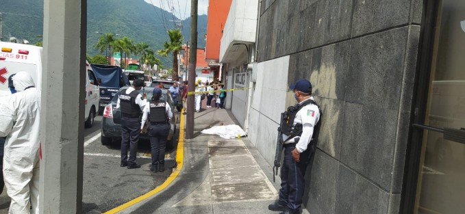 La mañana de este jueves, un octogenario falleció en la vía pública,en la ciudad de Orizaba, cuando familiares lo trasladaban hacia el hospital Escudero, por un problema respiratorio, además de que padecía de insuficiencia renal crónica, pero le negaron el servicio y al salir del lugar se desplomó. 