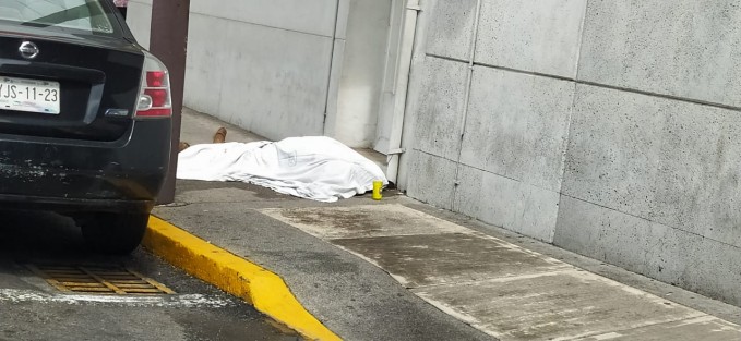 La mañana de este jueves, un octogenario falleció en la vía pública,en la ciudad de Orizaba, cuando familiares lo trasladaban hacia el hospital Escudero, por un problema respiratorio, además de que padecía de insuficiencia renal crónica, pero le negaron el servicio y al salir del lugar se desplomó. 