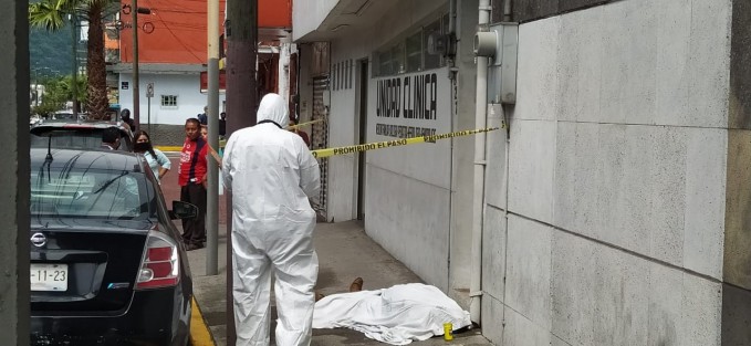 La mañana de este jueves, un octogenario falleció en la vía pública,en la ciudad de Orizaba, cuando familiares lo trasladaban hacia el hospital Escudero, por un problema respiratorio, además de que padecía de insuficiencia renal crónica, pero le negaron el servicio y al salir del lugar se desplomó. 