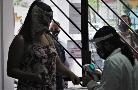 Medidas preventivas se toman en algunas oficinas, para evitar contagios. 