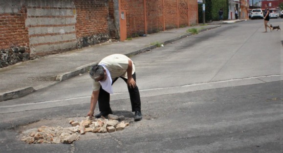 Bacheo ciudadano.  