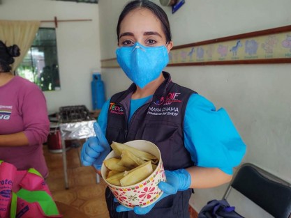 Este jueves se entregaron más de 1,500 tamales de elote, sopa de pasta y un delicioso atole de avena  a cientos de personas que se congregaron en el Comedor Comunitario de Teocelo, Ver.,  guardando en todo momento la sana distancia y siguiendo las medidas  sanitarias de prevención instruidas por el Equipo DIF.  