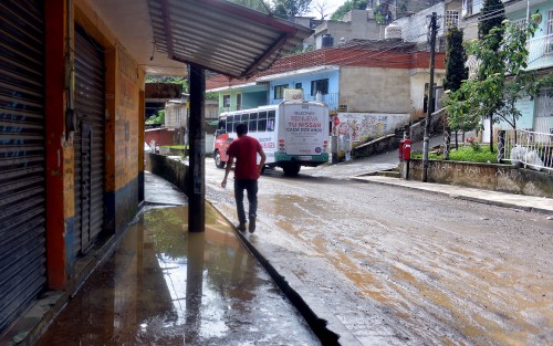 Sobre la avenida Ébano que pasa por varias colonias de la periferia de Xalapa  se puede observar algunas afectaciones que dejaron las fuertes lluvias de días pasados, encharamientos, derrumbes  y hasta coladeras salidas, debido a la cantidad de agua que por ahí baja. Hasta hoy  no se observaron cuadrillas de limpieza ni fumigación para tratar de evitar enfermedades como del dengue, zica y otros.  
