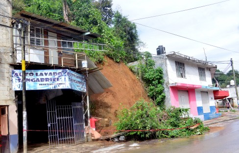 Sobre la avenida Ébano que pasa por varias colonias de la periferia de Xalapa  se puede observar algunas afectaciones que dejaron las fuertes lluvias de días pasados, encharamientos, derrumbes  y hasta coladeras salidas, debido a la cantidad de agua que por ahí baja. Hasta hoy  no se observaron cuadrillas de limpieza ni fumigación para tratar de evitar enfermedades como del dengue, zica y otros.  