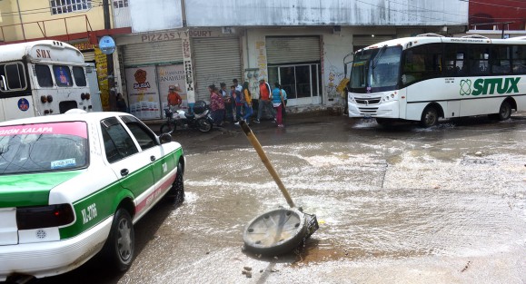 Sobre la avenida Ébano que pasa por varias colonias de la periferia de Xalapa  se puede observar algunas afectaciones que dejaron las fuertes lluvias de días pasados, encharamientos, derrumbes  y hasta coladeras salidas, debido a la cantidad de agua que por ahí baja. Hasta hoy  no se observaron cuadrillas de limpieza ni fumigación para tratar de evitar enfermedades como del dengue, zica y otros.  