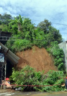 Sobre la avenida Ébano que pasa por varias colonias de la periferia de Xalapa  se puede observar algunas afectaciones que dejaron las fuertes lluvias de días pasados, encharamientos, derrumbes  y hasta coladeras salidas, debido a la cantidad de agua que por ahí baja. Hasta hoy  no se observaron cuadrillas de limpieza ni fumigación para tratar de evitar enfermedades como del dengue, zica y otros.  