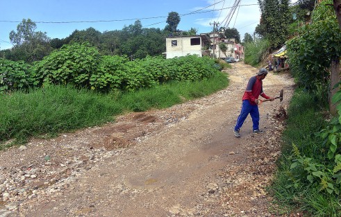 Un ciudadano de la colonia Veracruz  regresa el material arrastrado por el agua y de esa forma los camiones puedan seguir dando servicio a esta colonia. 
