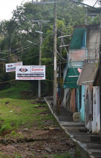 Vecinos de la colonia Veracruz, hartos de la delincuencia, colocaron estas lonas para advertir a los ladrones que están organizados.