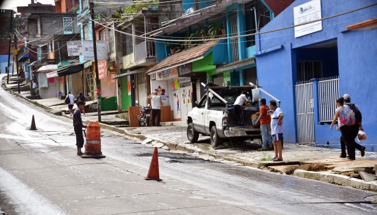 Un padre y sus hijos encontraron una oportunidad de poder llevar comida a  casa tapando algunos de los muchos baches de la avenida Ebano, tapando y pidiendo alguna cooperación para realizar su labor.  