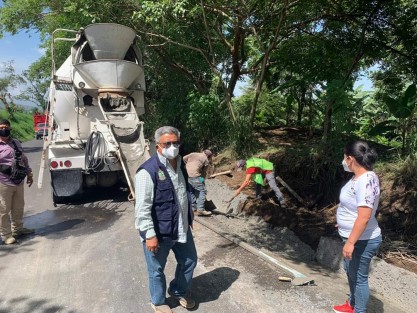 El Alcalde de Teocelo, Mario Antonio Chama Díaz, realizó recorrido en la Carretera Teocelo - Texin, en la cual  se observa un importante avance en su construcción.  