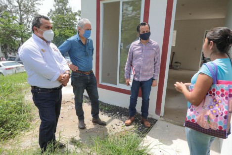 Como parte del Programa de Vivienda Social 2019, el gobernador Cuitláhuac García Jiménez entregó 13 casas a familias de la congregación Colonia 6 de Enero, una de las Zonas de Atención Prioritaria (ZAP) del municipio de Xalapa, Ver..
