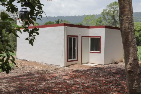 Como parte del Programa de Vivienda Social 2019, el gobernador Cuitláhuac García Jiménez entregó 13 casas a familias de la congregación Colonia 6 de Enero, una de las Zonas de Atención Prioritaria (ZAP) del municipio de Xalapa, Ver..