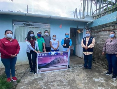 La Presidenta del  DIF Municipal Teocelo, Mara Chama Villa, con la presencia del Alcalde Mario Chama y la Síndica Municipal Zayra del Carmen Martínez, entregaron una Smart TV LG 50 4K, como premio del concurso <em>Fotografía familiar a través del tiempo</em>, realizado para festejar a los papás. 