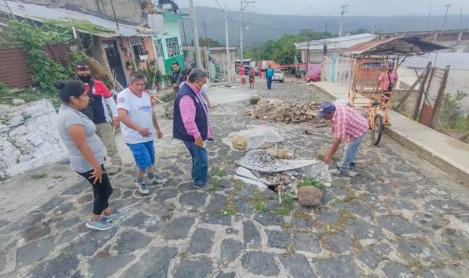 Durante el recorrido se reunió con vecinos de la calle Guillermo Prieto de la misma colonia, a quienes dio la noticia de que en un corto plazo estarán iniciando los trabajos para rehabilitar la zona  de la calle que se ve afectada por socavones generados por la antigüedad de los tubos de drenaje y las filtraciones de agua.