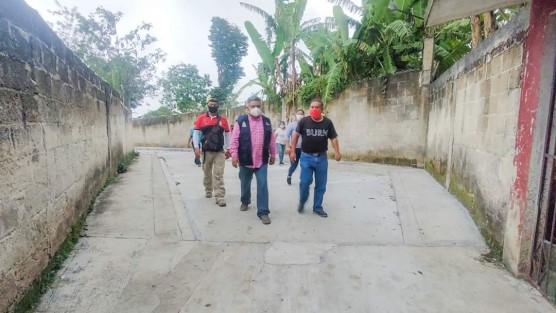 El alcalde Mario Antonio Chama Díaz en compañía de la Síndica Municipal Zayra del Carmen Martínez y la Secretaria del Ayuntamiento, Trinidad Martínez Larios, recorrieron la calle Teresita Sánchez de la Col. Benito Juárez; para constatar el avance de obra que comprende pavimento con concreto hidráulico y rehabilitación de banquetas y guarniciones. 