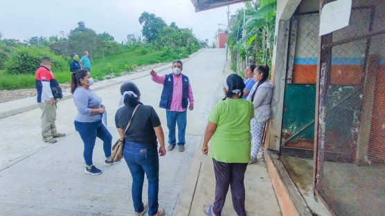 El alcalde Mario Antonio Chama Díaz en compañía de la Síndica Municipal Zayra del Carmen Martínez y la Secretaria del Ayuntamiento, Trinidad Martínez Larios, recorrieron la calle Teresita Sánchez de la Col. Benito Juárez; para constatar el avance de obra que comprende pavimento con concreto hidráulico y rehabilitación de banquetas y guarniciones. 