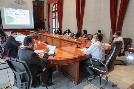 En la reunión con el equipo de la Secretaría de Desarrollo Económico y Portuario, que encabeza Enrique Nachón, también analizaron los avances en el proyecto del Istmo de Tehuantepec y las oportunidades que se están abriendo para los municipios de la región que desarrollen los proyectos ejecutivos relacionados al plan de desarrollo vinculados al Istmo de Tehuantepec.  