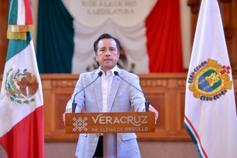 El gobernador Cuitláhuac García Jiménez informó que en los próximos días habrá una derrama de casi 4 mil millones de pesos, con la entrega de pensiones a más de 653 mil adultos mayores y cerca de 55 mil personas con discapacidad, en mil 209 sedes y tres mil 237 subsedes en la entidad. 